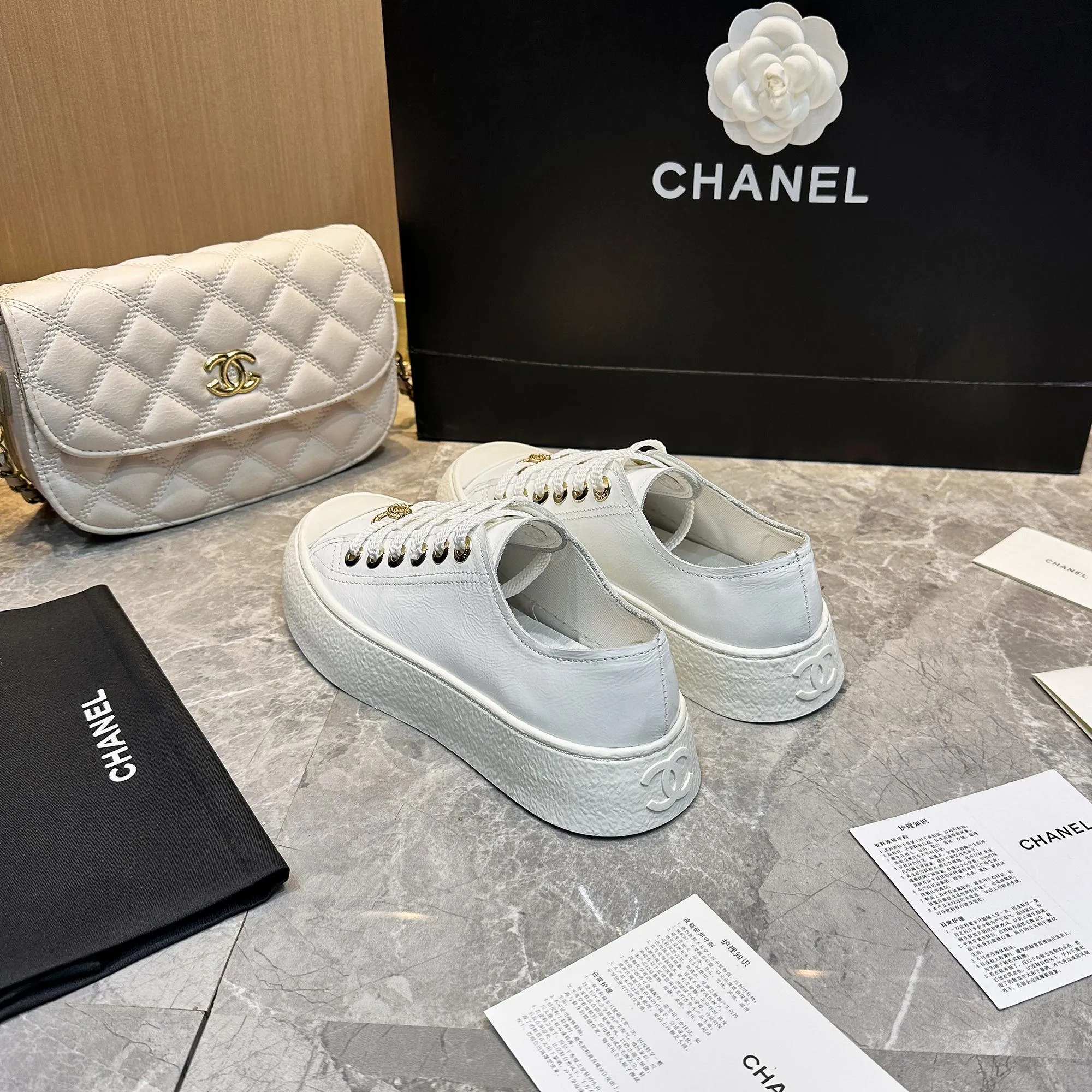 👟👟Ex-factory price 440👟👟 Chanel Chanel - 2024 counter top casual sports shoes This classic design; the upper is electro-embroidered with a variety of craftsmanship; the outsole is fashionable and sporty; it is extraordinary and incorporates a variety of color matching elements... The diversified mix and match is very good-looking and versatile, casual, fashionable, sports and outdoor can be taken into account... ꫛꫀꪝ Go➫ Material: ❶Upper made of: Original imported cowhide ❷Inside made of: original imported breathable sheepskin ❸Outsole based on: original TPU outsole Full set of boutique packaging for women 35–41